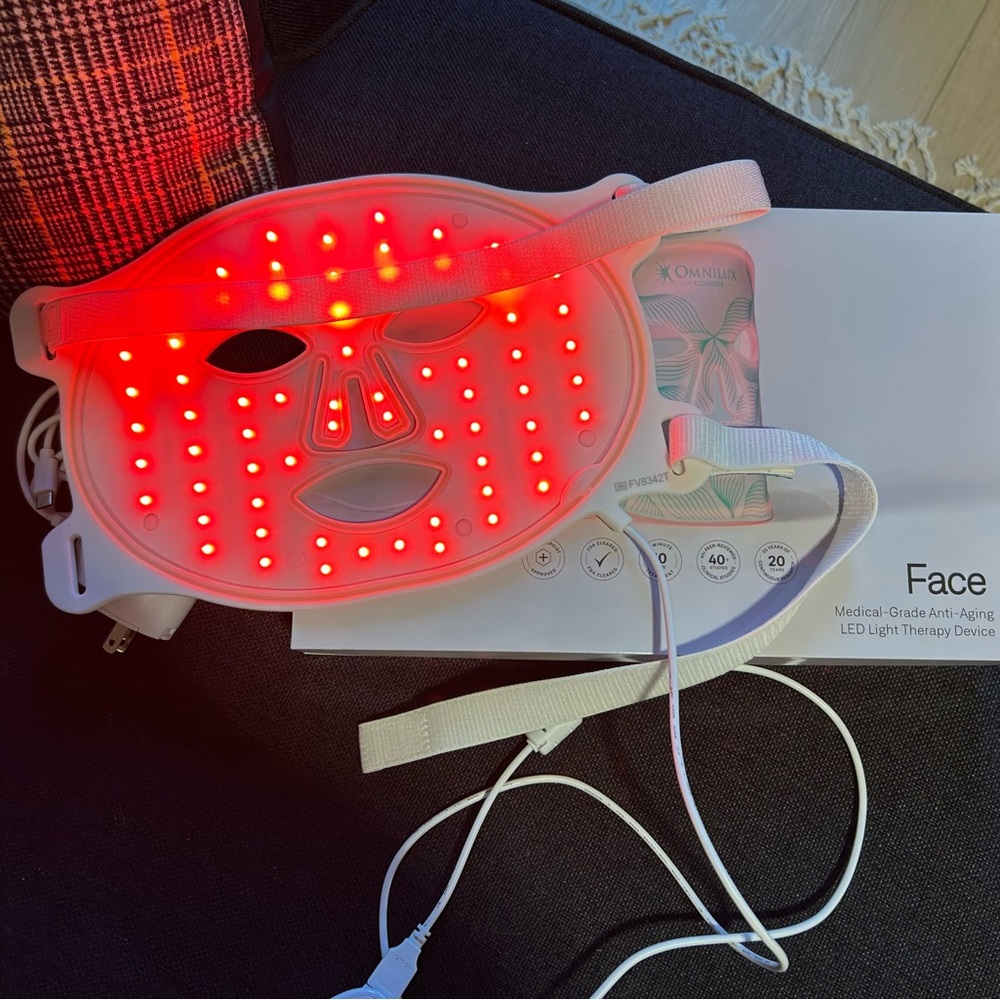 Omniluxe LED face mask, with box